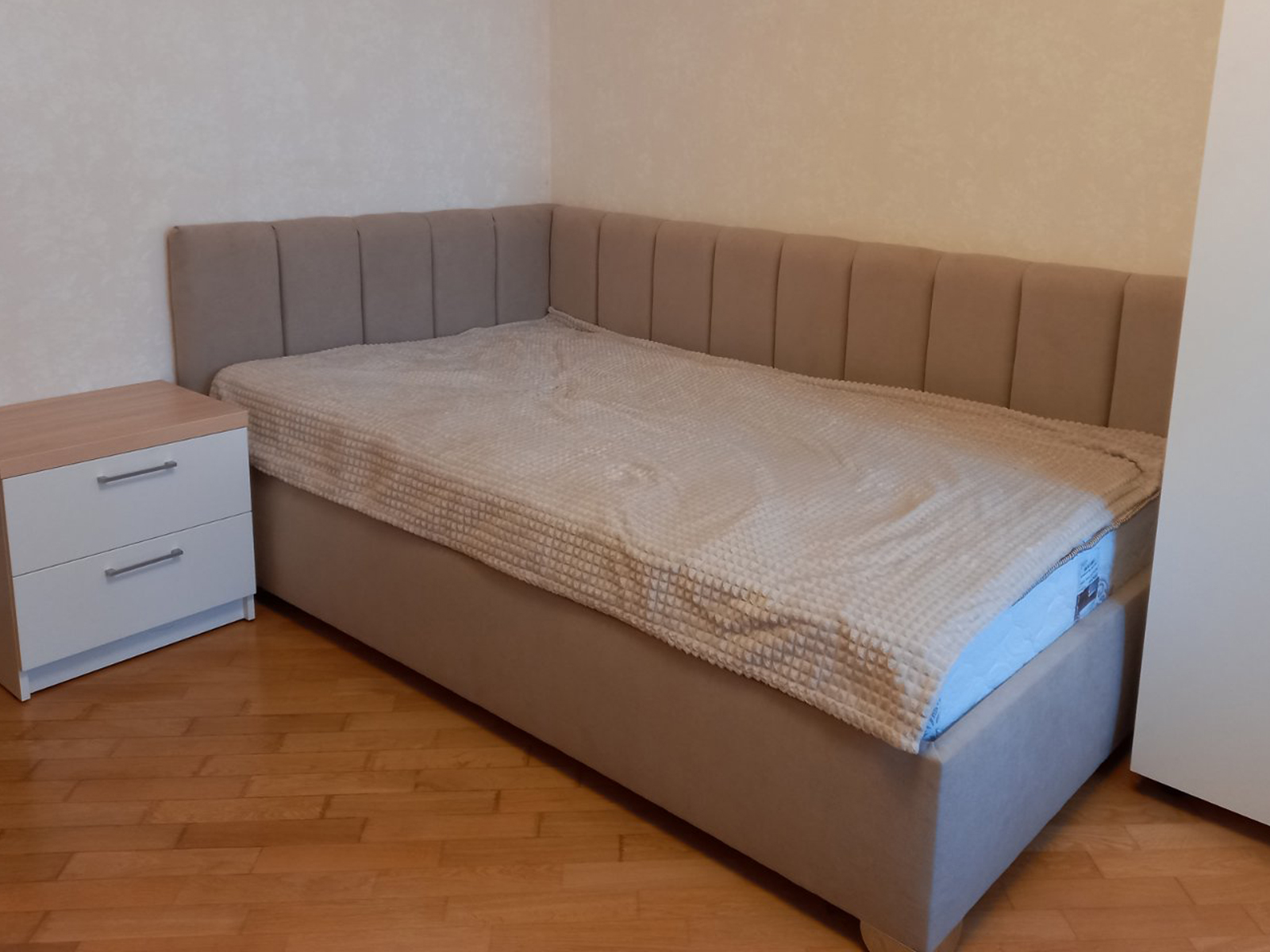 Ліжко м'яке Крокус в підлітковій спальні