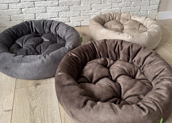 Лежак для тварин круглий, тканина велюр антикіготь, наповнення синтепон 50% + холофайбер 50%. Зображено в різних кольорах