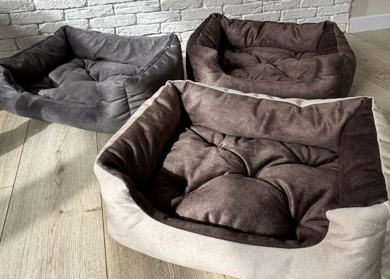 Лежак для тварин прямокутний. Зображено в різних кольорах